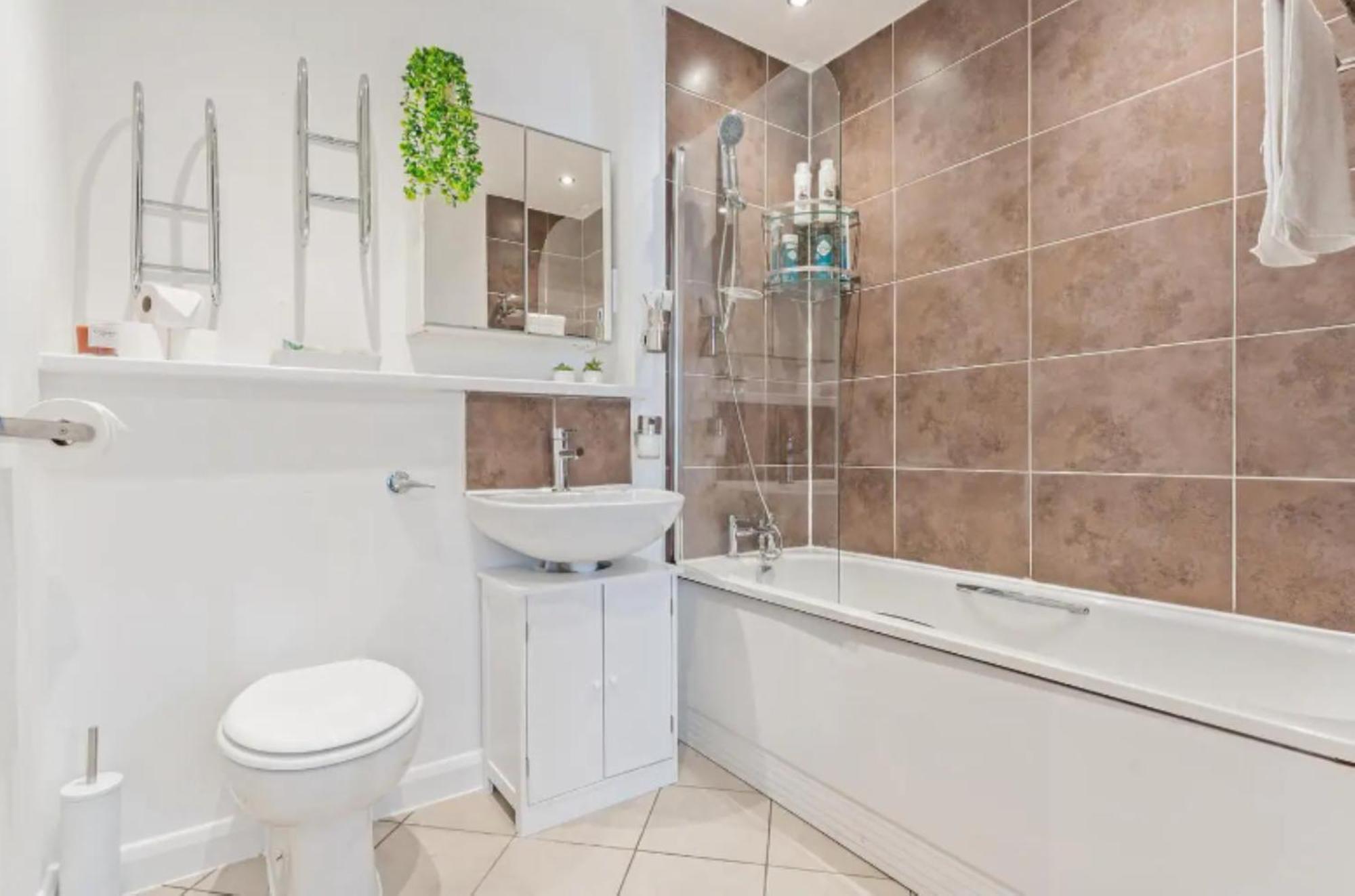 Desert Oasis - Monthly - Netflix & Free Parking - * Birmingham